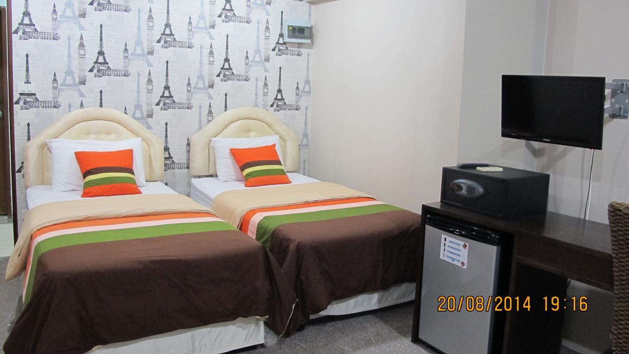 Banglumpoo Place Bangkok Bagian luar foto