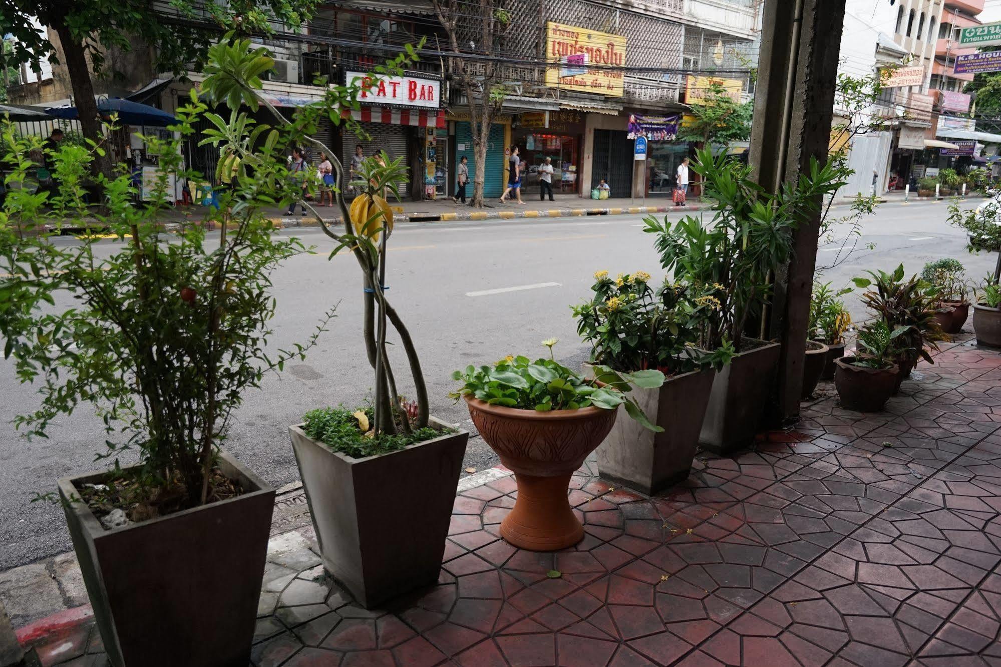 Banglumpoo Place Bangkok Bagian luar foto